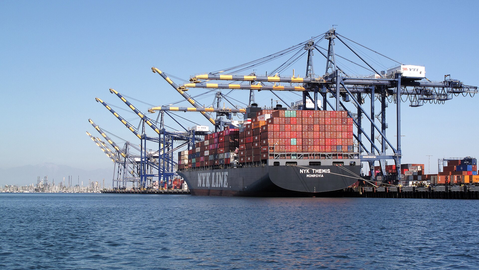 Containerschiff an den Hafenkränen im Hafen von Los Angeles, voll beladen mit Containern